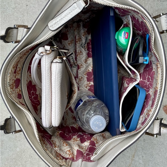 Large Tan/Neutral Guess Bag - Picture 5 of 5